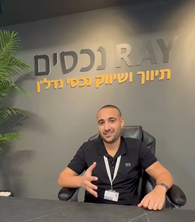 אבירם חורי בכניסה למשרד
