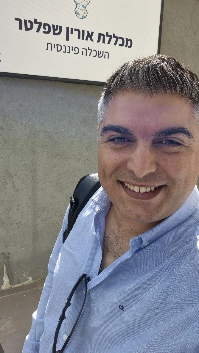 משה מולה בכניסה למכללת אורין שפלטר בחיפה, לפני הסדנה לסוכני הראל מחוז צפון