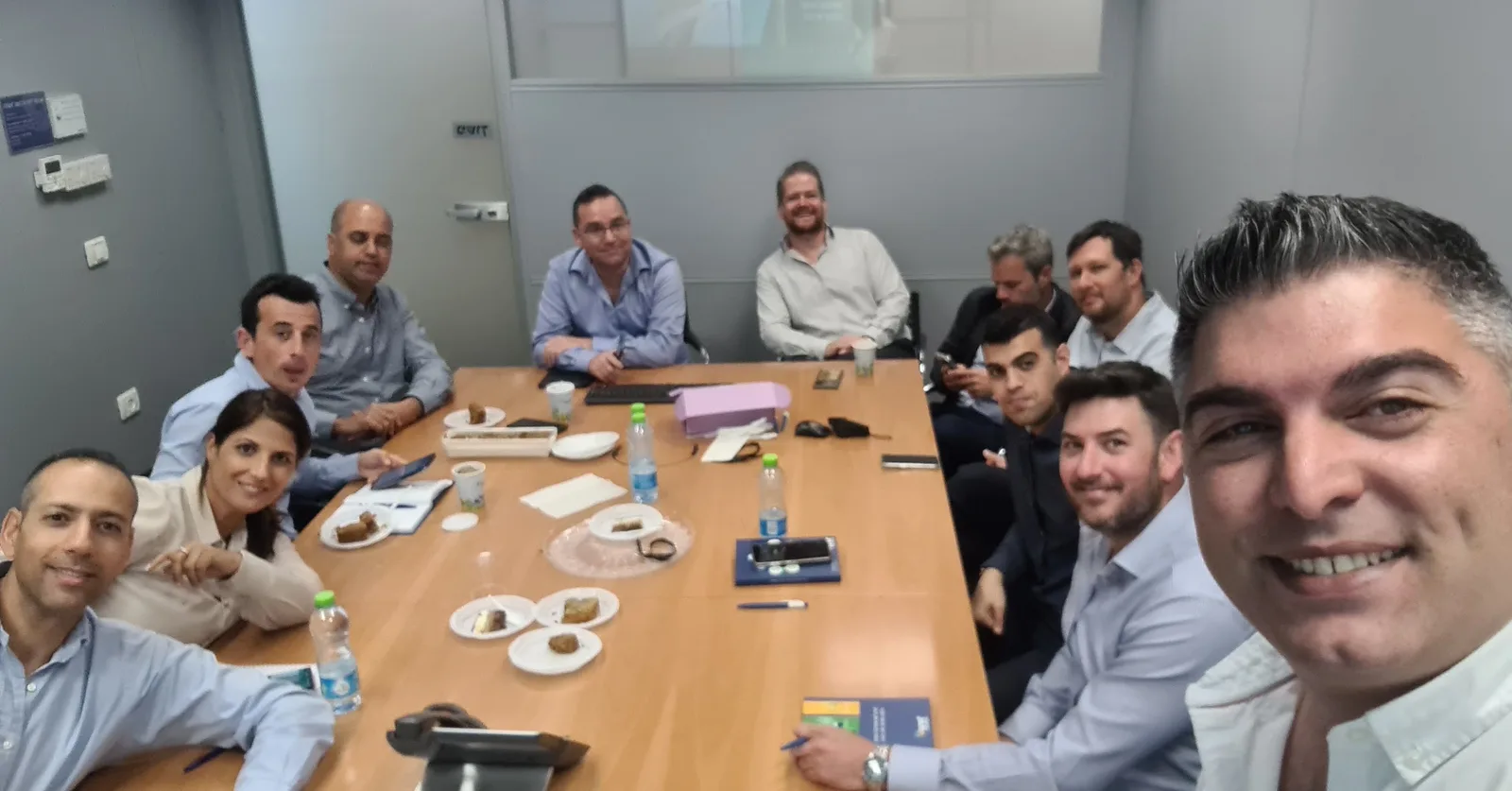משה מולה עם 12 המפקחים של הראל, מחוז דן, בסיום קורס המפקחים