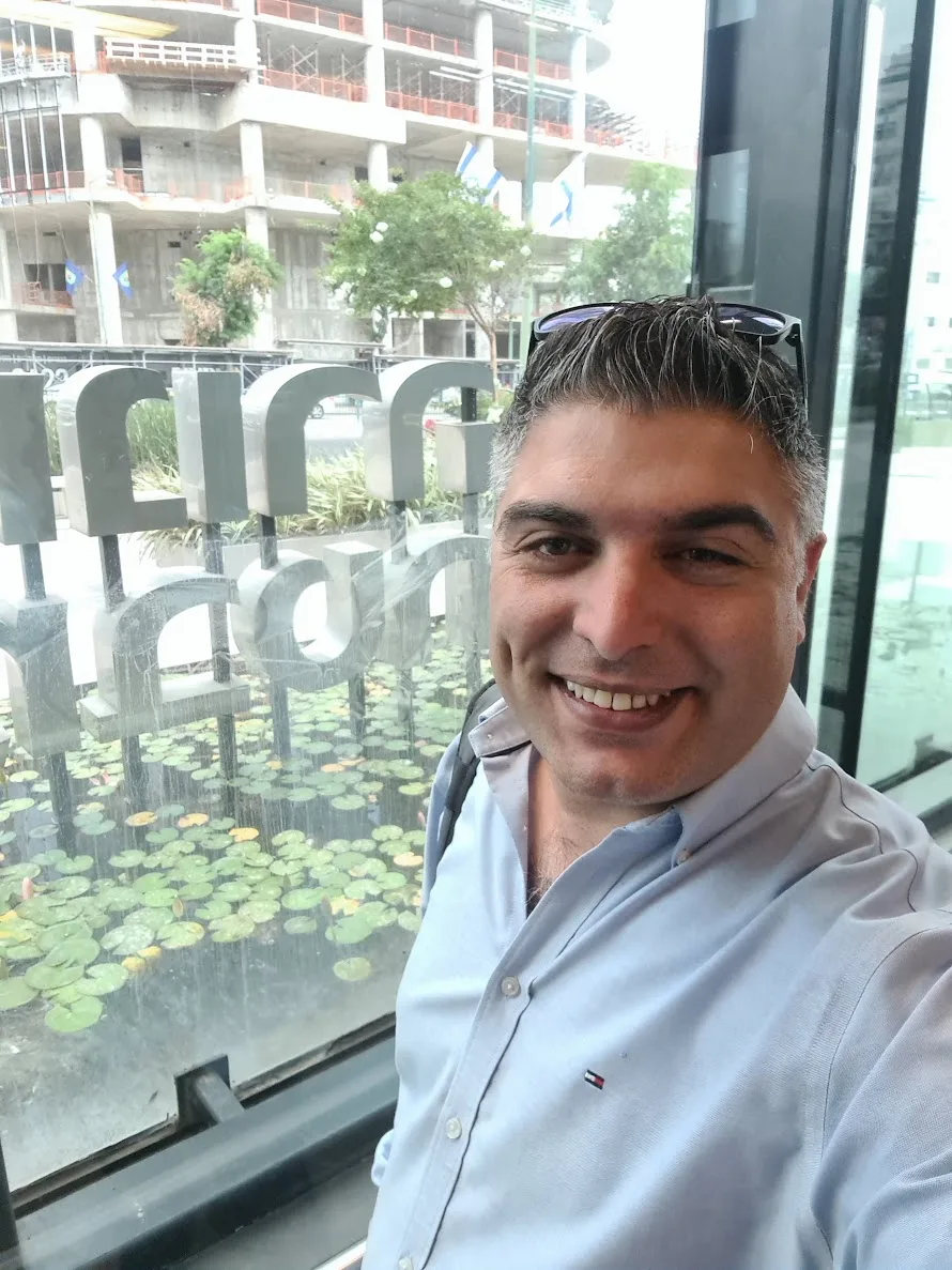 משה מולה בכניסה למשרדי מנורה מבטחים